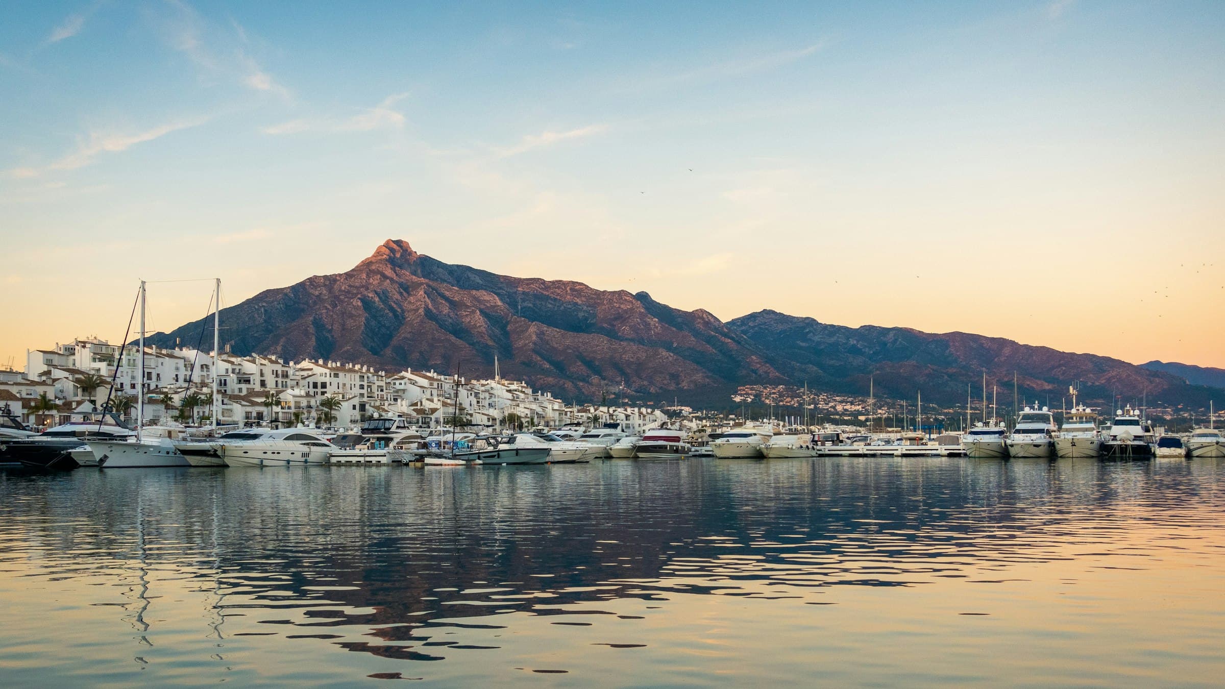 Yachthafen Puerto Banús in Marbella mit dem Berg La Concha im Abendlicht